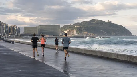 Recreación editorial fotorrealista de KROONA para 10K Gimnástica de Ulía · popular, inspirada en Donostia / San Sebastián