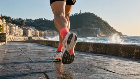 Recreación editorial fotorrealista de KROONA para 10K Gimnástica de Ulía · sub45, inspirada en Donostia / San Sebastián