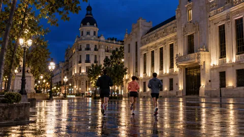 Recreación editorial fotorrealista de KROONA para 10K Nocturna Ciudad de Albacete, inspirada en Albacete