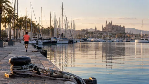 Recreación editorial fotorrealista de KROONA para 10K Port de Palma, inspirada en Palma