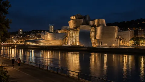 Recreación editorial fotorrealista de KROONA para Bilbao Night Run Fest · Media Maratón, inspirada en Bilbao