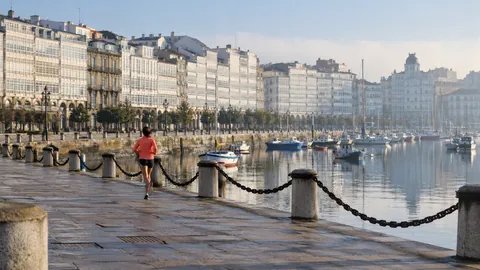 Recreación editorial fotorrealista de KROONA para Coruña21, inspirada en A Coruña