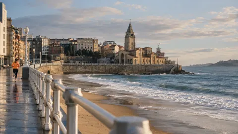 Recreación editorial fotorrealista de KROONA para Los 10 KM del Grupo, inspirada en Gijón