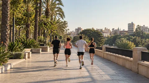 Recreación editorial fotorrealista de KROONA para TotalEnergies Maratón Murcia Costa Cálida, inspirada en Murcia