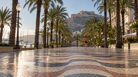 Recreación editorial fotorrealista de KROONA para Media Maratón Internacional Aguas de Alicante, inspirada en Alicante
