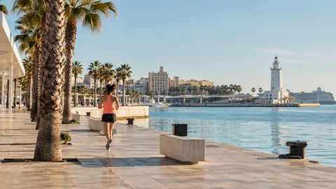 Recreación editorial fotorrealista de KROONA para TotalEnergies Media Maratón Ciudad de Málaga, inspirada en Málaga