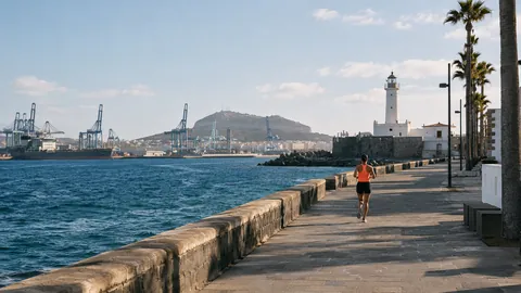 Recreación editorial fotorrealista de KROONA para Media Maratón Fundación Puertos de Las Palmas, inspirada en Las Palmas de Gran Canaria