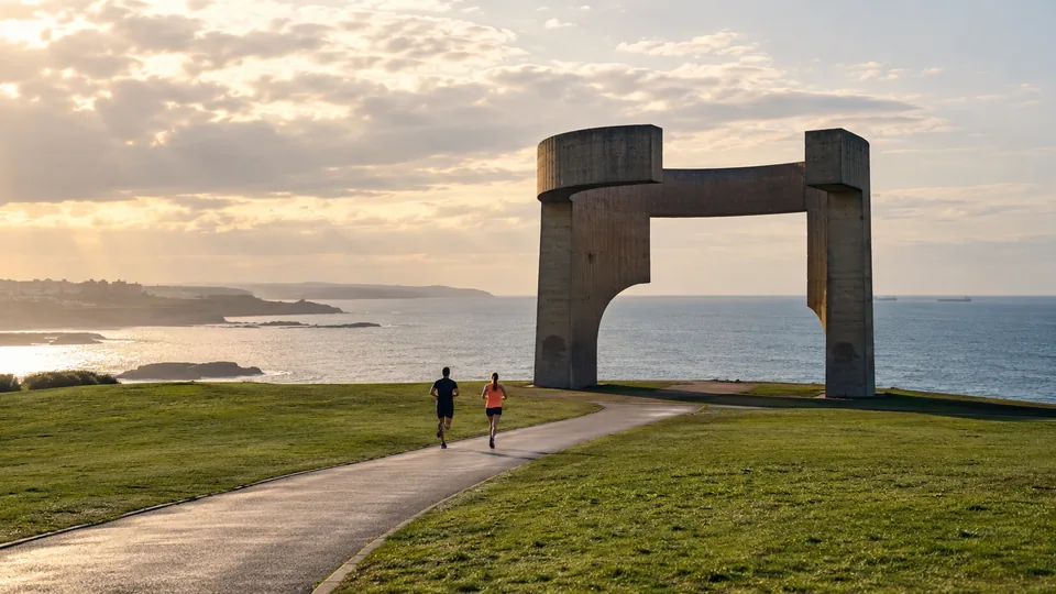 Recreación editorial fotorrealista de KROONA para MBA Media Maratón Gijón Villa de Jovellanos, inspirada en Gijón