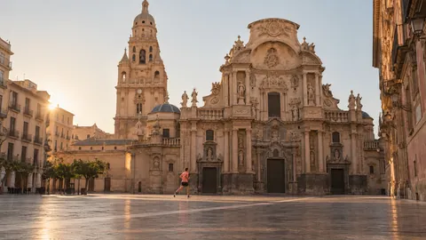 Recreación editorial fotorrealista de KROONA para TotalEnergies Media Maratón Murcia Costa Cálida, inspirada en Murcia
