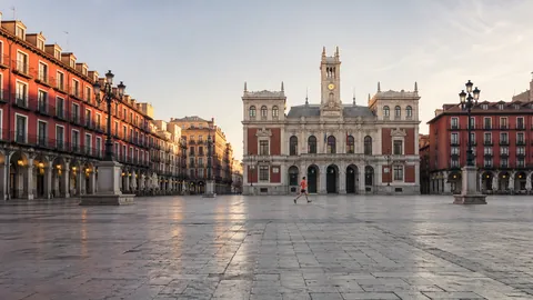 Recreación editorial fotorrealista de KROONA para Media Maratón Ciudad de Valladolid, inspirada en Valladolid