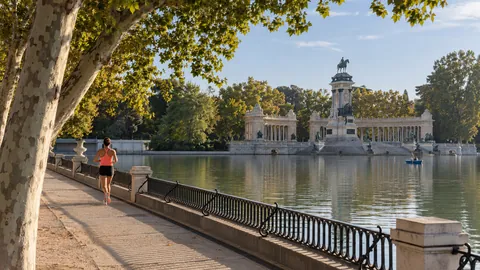 Recreación editorial fotorrealista de KROONA para Movistar Medio Maratón Madrid, inspirada en Madrid