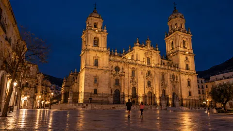 Recreación editorial fotorrealista de KROONA para Noche de San Antón 10K, inspirada en Jaén