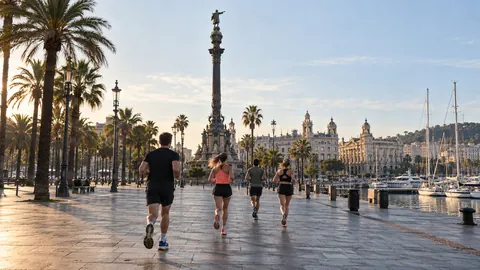 Recreación editorial fotorrealista de KROONA para Zurich Marató Barcelona, inspirada en Barcelona